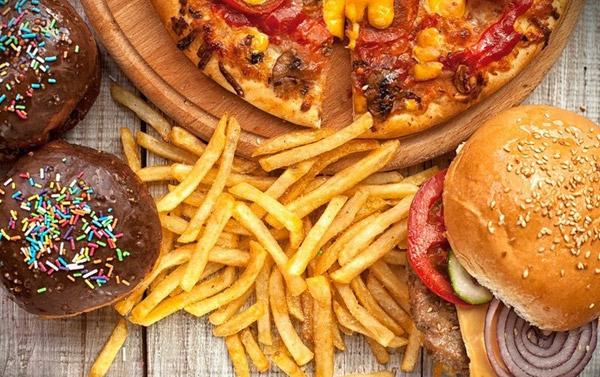 Đồ ăn nhiều chất béo có thể làm cơn đau bụng kinh trở nên nghiêm trọng hơn